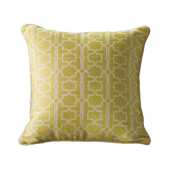 American-Style Throw Pillow – A Cozy Touch for Your Living Room